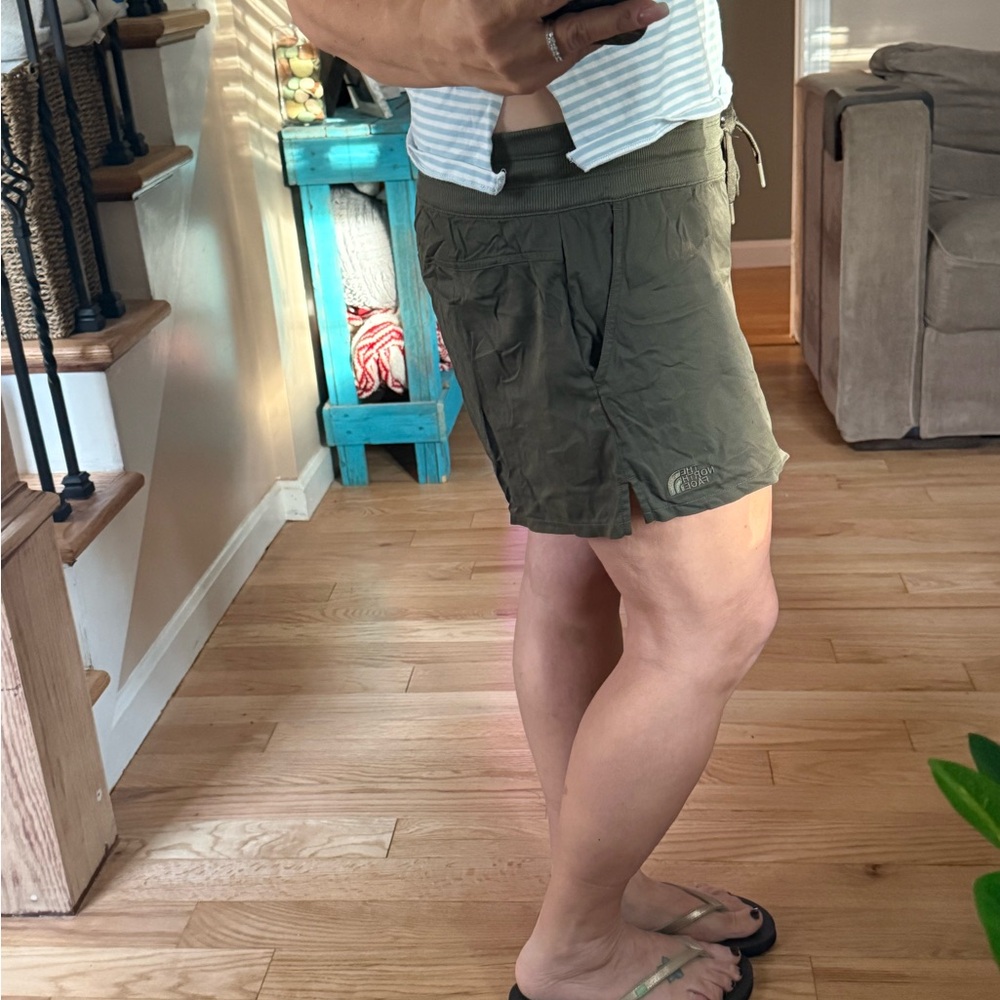 North face shorts - Picture 2 of 5
